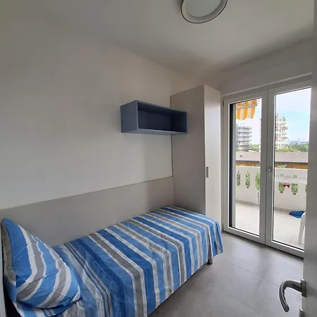 Stylish And Equipped Flat In Lignano With Sea View